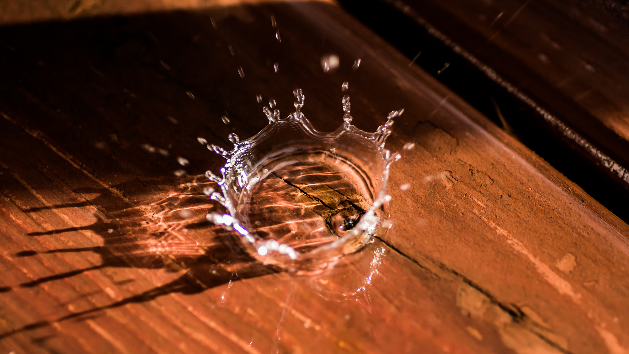 Photo of water drop splashing